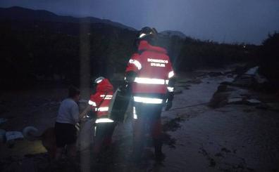 Bomberos rescatan a unos trabajadores atrapados en un camión inundado en Alhaurín de la Torre
