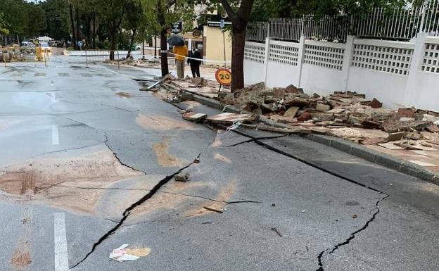 El agua levanta calles y aceras en Torremolinos y atrapa a varios equipos técnicos de los Goya