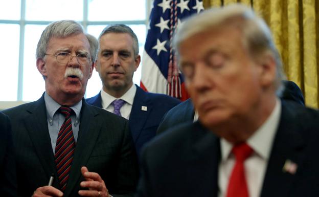 John Bolton pone en aprietos a Trump