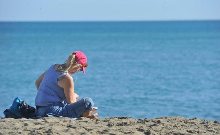 Del granizo al terral: el calor llena las playas de Málaga