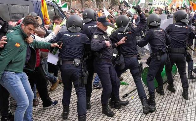 Cargas policiales en las protestas de agricultores extremeños contra los bajos precios y la subida del salario mínimo