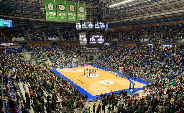 Sentido recuerdo del público de Málaga a Robert Archibald y Kobe Bryant