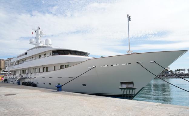 El megayate Kwikumat amarra en el Palmeral del Puerto de Málaga