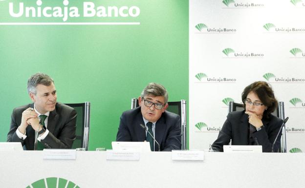 Unicaja Banco diseña su futuro en solitario y niega contactos, pero sigue abierta a una fusión