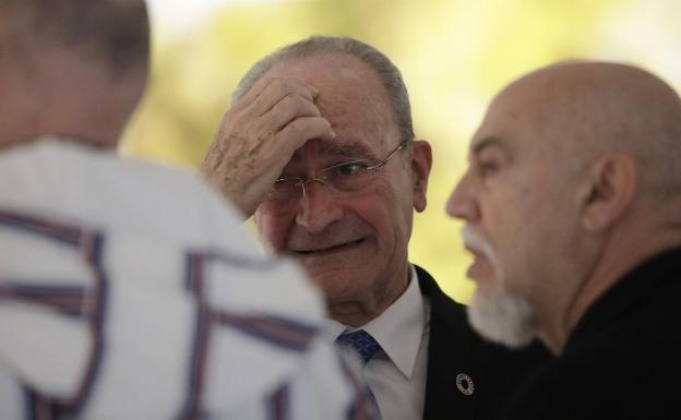 El alcalde de Málaga sigue desvinculando al Ayuntamiento de los mosaicos de Invader