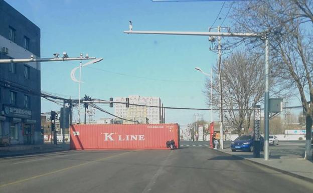 Colocan contenedores en las calles de Pekín para controlar el paso de la población de una zona a otra