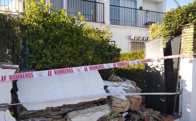 Pierde el control de su coche y derriba el muro de una casa en Benalmádena