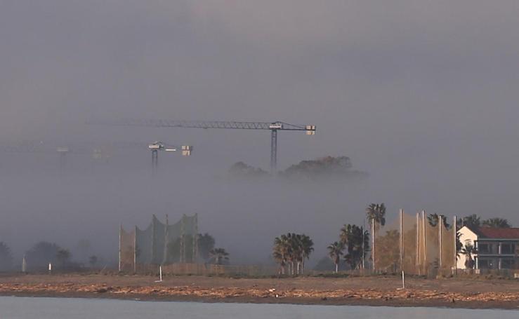 Málaga amanece cubierta con una capa de niebla densa