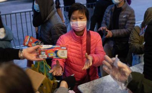 Más de 7.000 personas, en cuarentena por el coronavirus en dos cruceros de lujo en China y Japón
