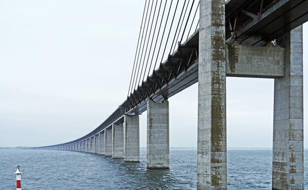 El colosal puente que une Copenhague con Malmö necesita una capa de pintura en sus 300.000 metros cuadrados