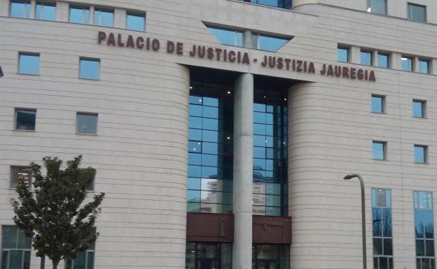 Dos años de cárcel por difundir en Twitter una foto de la víctima de La Manada