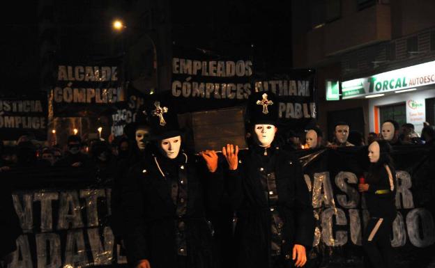 Aficionados escenifican el funeral del Málaga