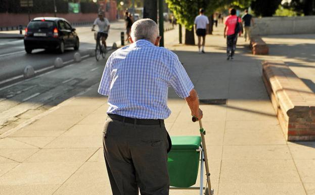 Los solicitantes malagueños esperan más de un año a que les tramiten una pensión no contributiva