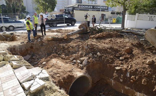 Torremolinos repara la calle reventada por el temporal