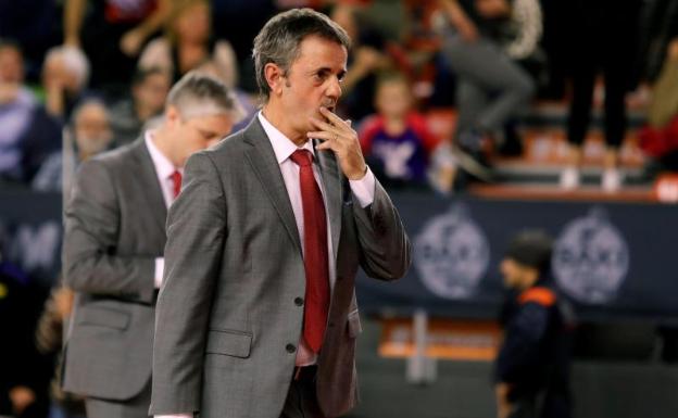Fisac, sobre el favoritismo de su equipo: «¿Cuánto cuesta la plantilla del Unicaja?»