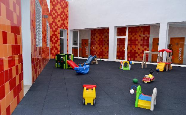 El Ayuntamiento de Estepona y la Universidad de Glasglow firman un convenio de prácticas en las escuelas infantiles