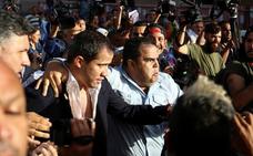 Los chavistas agreden a Guaidó a su regreso a Venezuela tras su gira internacional