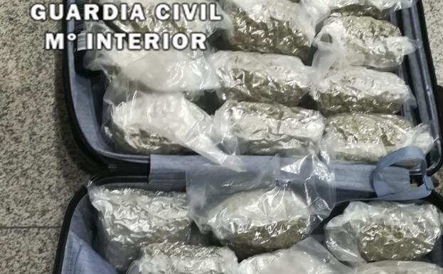 Detienen en el aeropuerto de Málaga a una pasajera con 13 kilos de marihuana en su maleta