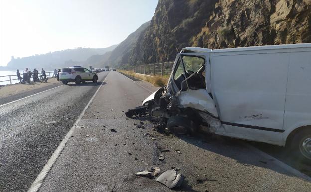 Dos heridos graves en un choque frontal entre un turismo y una furgoneta en Torrox