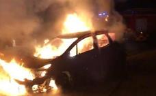 Bomberos sofocan un incendio en un coche en Benahavís