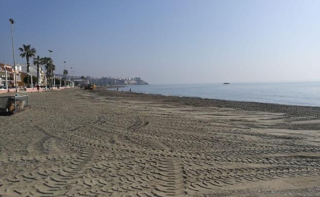 Medio Ambiente inicia los trabajos de adecuación de las playas de Rincón de la Victoria de cara a la Semana Santa