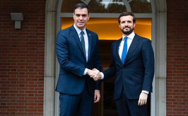 Sánchez y Casado constatan su distancia y dejan en el aire la renovación de los órganos constitucionales