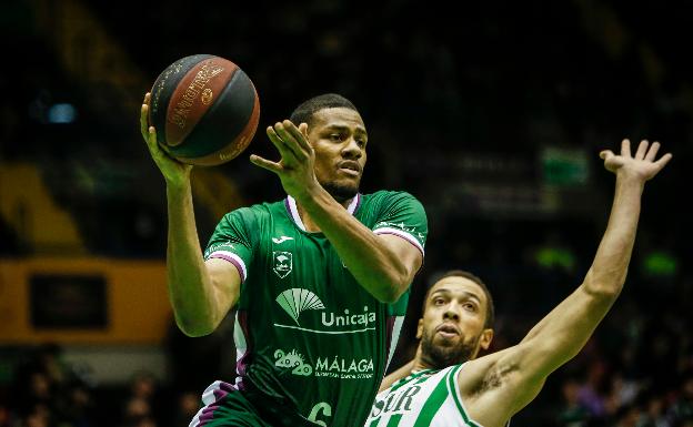 El Unicaja medita cómo suplir a Toupane, lesionado de gravedad