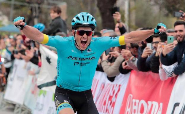 Fuglsang da un golpe en Grazalema y solo le aguanta un gran Mikel Landa en la primera etapa de la Vuelta a Andalucía