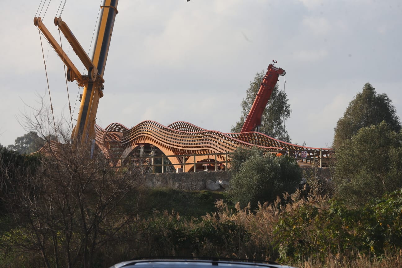 Instalan el último tramo del puente peatonal en el Guadalhorce