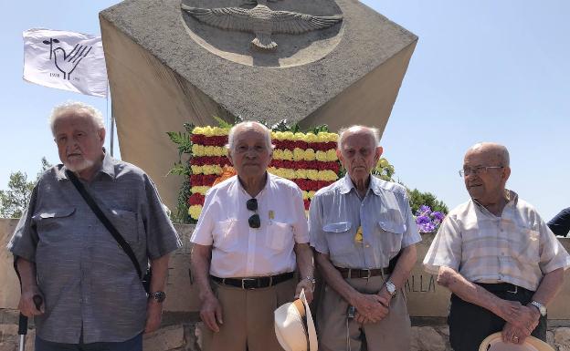 Cuatro miembros de la Quinta del Biberón en el Monumento por la Paz y la Reconciliación, el pasado 25 de julio en la cota 705 de la sierra de Pàndols (batalla del Ebro)