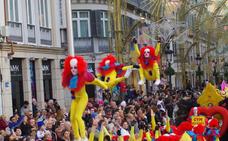 Los disfraces y la música del Carnaval toman las calles de Málaga