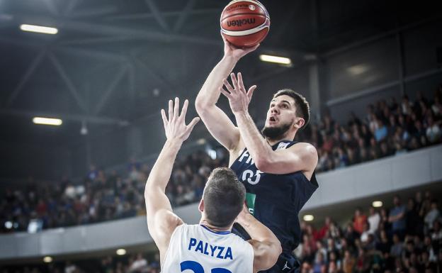 El Unicaja potencia su plantilla con un refuerzo estelar como Bouteille