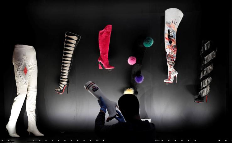 París se rinde a las suelas rojas de Christian Louboutin: así es la muestra que recoge sus piezas más icónicas