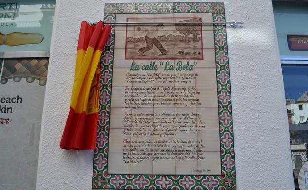 Una cerámica en la calle de la Bola explica el origen de su denominación popular
