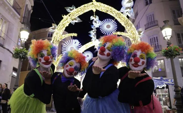 Sábado de Carnaval en Málaga entre confeti y pétalos