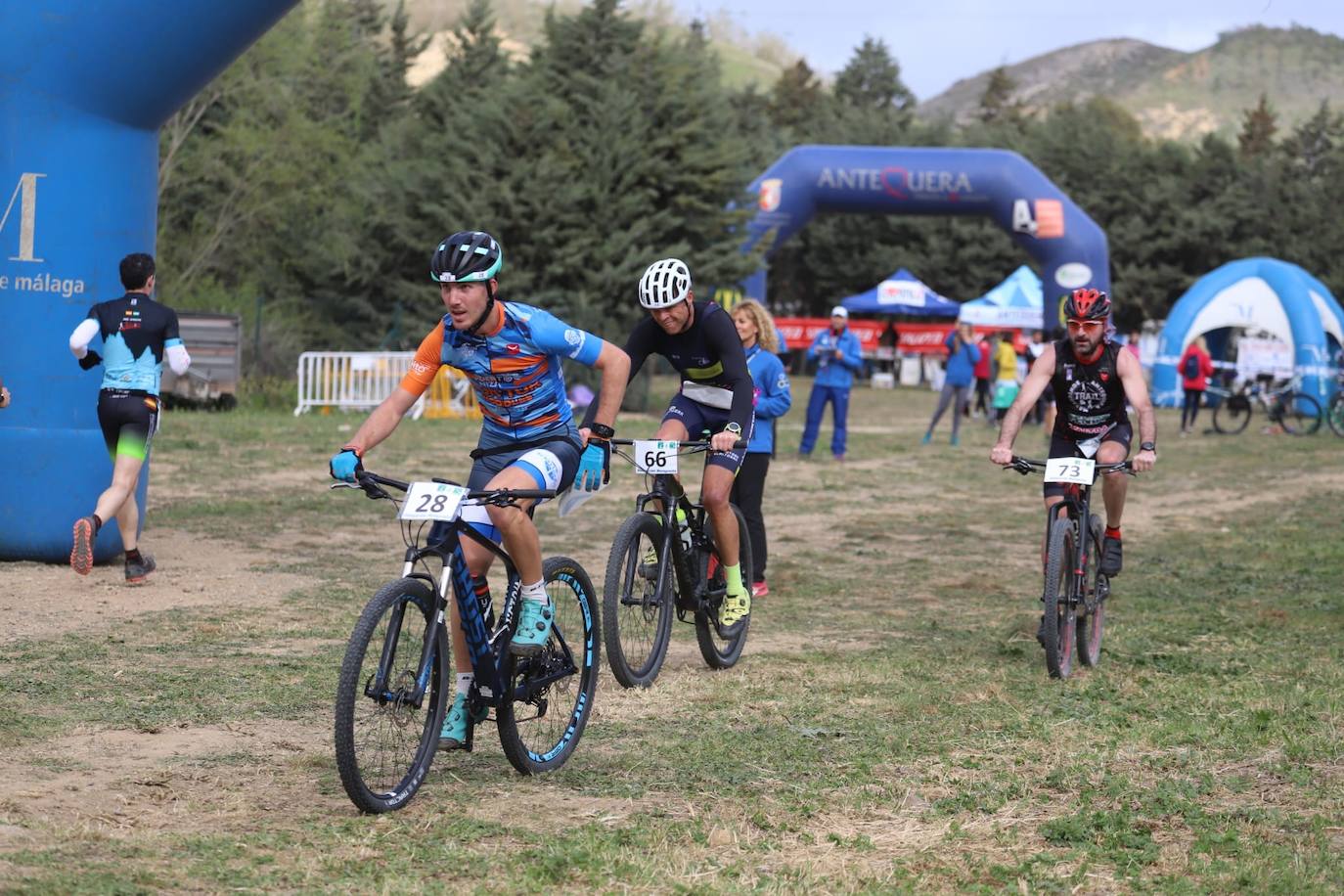 Más de 200 deportistas participan en el IV Duatlón Cross de Antequera