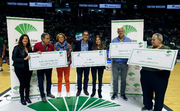 La Fundación Unicaja entregó cheques solidarios a cuatro entidades benéficas en el partido ante el Real Madrid