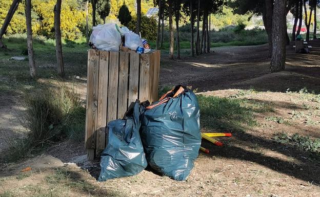 Papeleras sin recoger en el Campamento Benítez