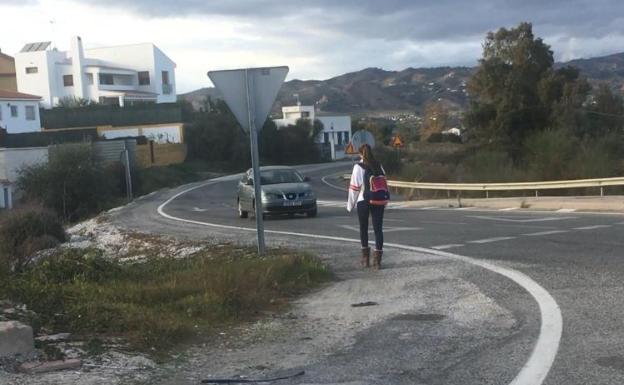 Los vecinos de Cártama, a la espera del inicio de la travesía peatonal en la carretera A-7052