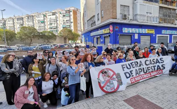 Protesta contra la apertura de una casa de apuestas en el antiguo Bar Nataly, cerca de un instituto y de un colegio