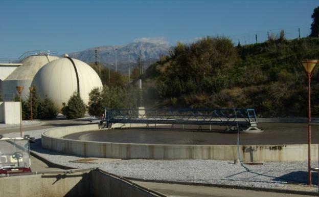 La Junta estudia destinar las aguas regeneradas de la Axarquía al riego por encima de la cota 140