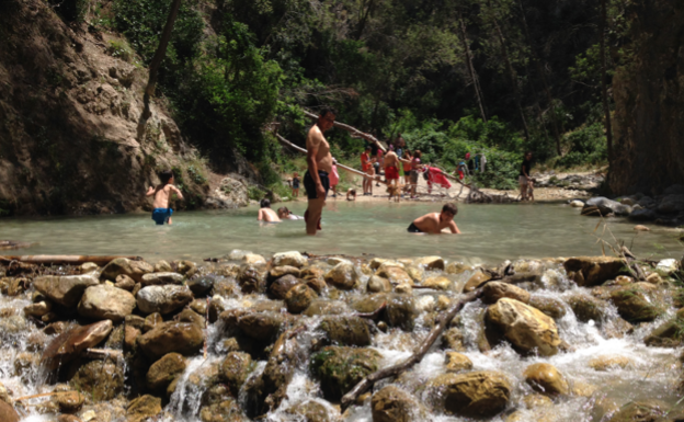 La Junta y el Ayuntamiento de Nerja dan los primeros pasos para poner freno a la masificación del río Chíllar en verano