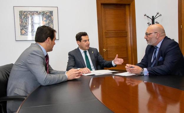 Moreno tranquiliza a Vox sobre el cumplimiento de los acuerdos en Andalucía