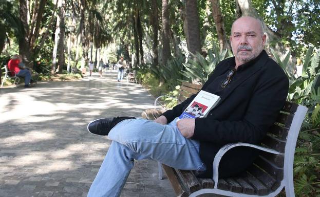 Ferré gana el Andalucía de la Crítica por 'Revolución', su «reinvención» como novelista