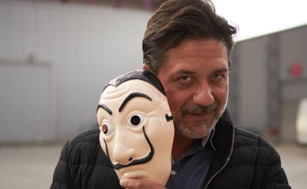 Enrique Arce posa junto a una máscara de 'La Casa de Papel'./Jon Sedano