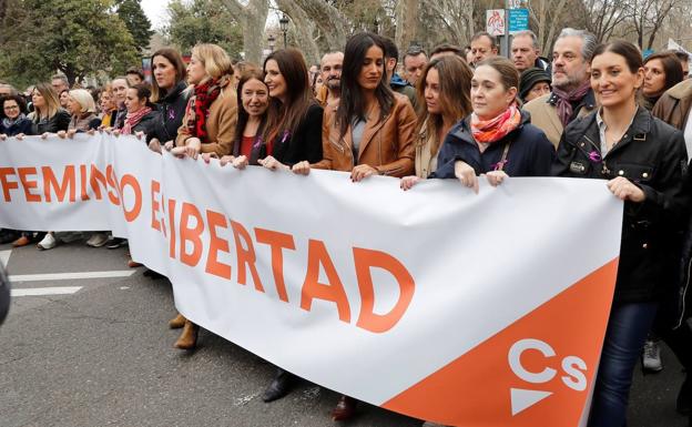 Increpan a Villacís y a otros miembros de Cs en la manifestación de Madrid