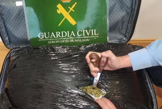 Detenida en el aeropuerto de Málaga con nueve kilos de marihuana en la maleta