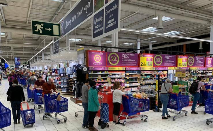 Enormes colas en los supermercados de Málaga por la crisis del coronavirus