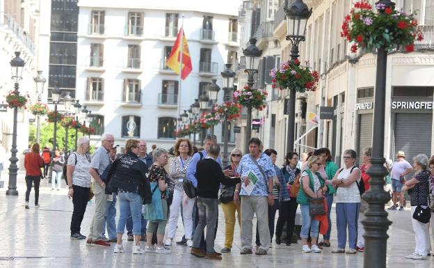 Grupos de turistas mantienen las visitas guiadas sin cumplir las recomendaciones contra el coronavirus