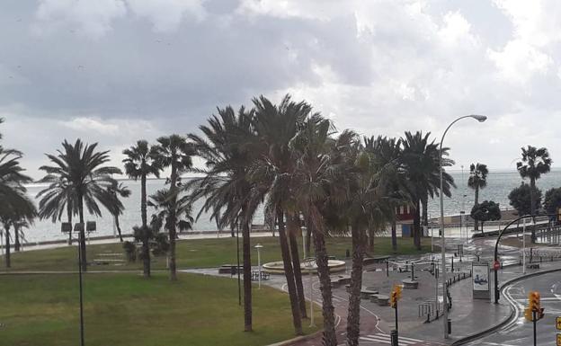 La lluvia vuelve a Málaga, en aviso amarillo por fenómenos costeros